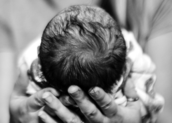 Život ne čeka: Mama se porodila na drvetu