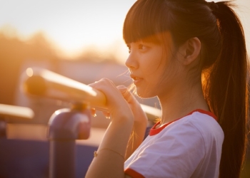 Kako da pomognete vašoj ćerki da se izbori sa „lošim devojčicama“ u školi