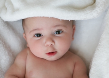 Zašto bebe (skoro) nikad ne trepću