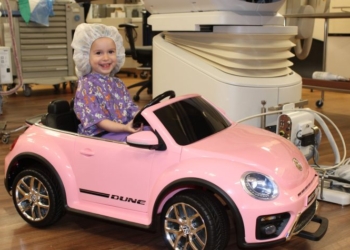 Bolnica u kojoj deca idu u operacionu salu autićem, jer im to umanjuje stres