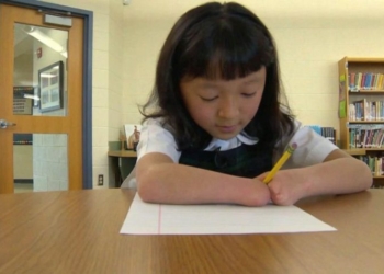 Devojčica rođena bez obe šake pobedila na takmičenju za najlepši rukopis