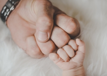 Šta se krije iza običaja da se novopečenom tati cepa majca?