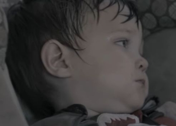 Dete može da doživi toplotni udar u autu i kada je napolju 20 stepeni: Otvoreni prozori ne pomažu!