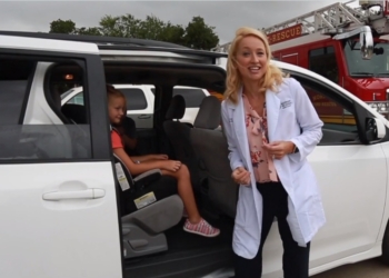 Doktorka koja repuje o sigurnosti dece u autosedištu