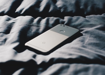 Devojčica preminula kada je baterija telefona eksplodirala na jastuku