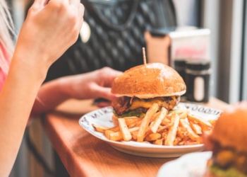 Kako da tinejdžer ima izbalansiranu ishranu (fast fud, uticaj okoline, šta ponuditi kao alternativu)