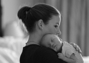 Ne trebaju vam strategije da beba prespava noć. Treba vam podsećanje na instinkt.