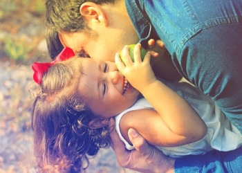 Kratka i poučna priča o roditeljstvu: Kako naučiti decu da budu srećna