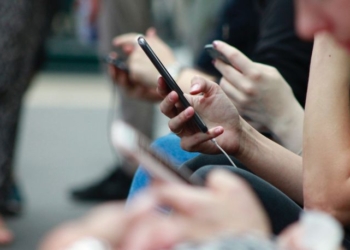 Prate „insta“, lajkuju „fejs“: Da li je roditeljima sve dozvoljeno?