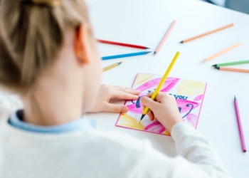 Savet psihologa: Dok traje korona ne izlažite decu direktnim izvorima informisanja!