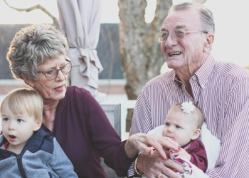 Svi stariji od 60 godina spadaju u ugrožene grupe: Ako bake i deke čuvaju unučiće, ovo morate da znate