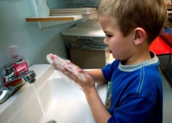 Kako da naučite dete da redovno pere ruke (za odbranu od korona i drugih virusa i bakterija)