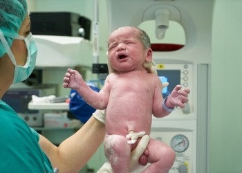 Pokrenuta stara debata: Da li je u redu ostaviti bebu da plače?