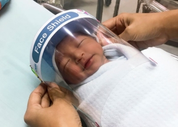 Novorođene bebe nose vizire u porodilištu u Bangkoku