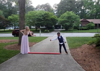 Najslađi potez ikad: Sedmogodišnji dečak dadilji pripremio matursko veče kod kuće