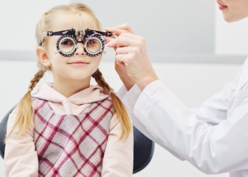 Nastava na daljinu: Kako su deca zamenila knjigu ekranom i da li to može da utiče na njihov vid