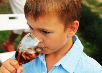 Zašto deca ne treba da piju Koka-Kolu, ni samo ponekad (VIDEO)