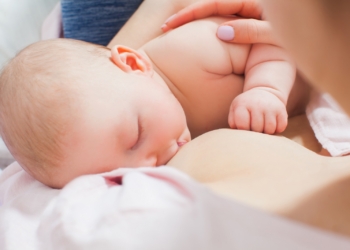 Šest saveta za majke koje doje, a pozitivne su na Korona virus