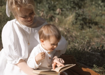Stimulacija razvoja mozga: Zbog čega je važno da čitate i razgovarate sa bebom?
