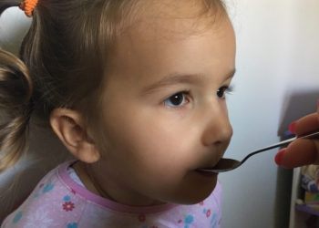 Saveti pedijatara: Kako da pravilno date lek detetu i šta ako dete povrati lek 