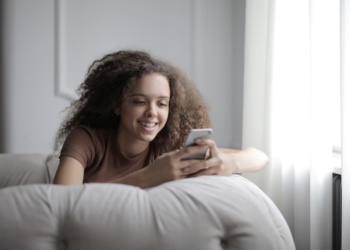 Skraćenice, smajliji…evo koliko dece ne zna da se izrazi