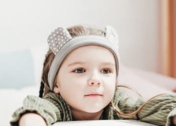 Srećno dete MORA da deli čokoladu sa svima, a OTAC mora da ga brani od svih