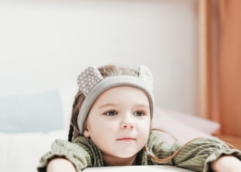 Srećno dete MORA da deli čokoladu sa svima, a OTAC mora da ga brani od svih