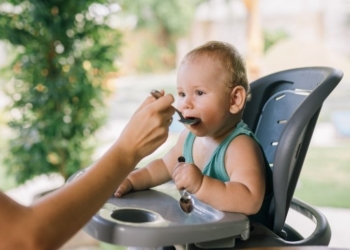 Šta ako beba ne prihvata hranjenje na kašičicu?
