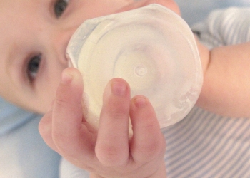 Mikroroplastika u flašicama opasna za bebe