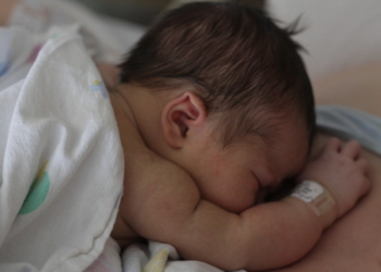 Kengur nega: Benefiti kontakta kože na kožu za bebu i za mamu