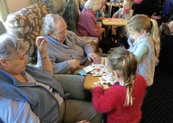 Druženje dece iz vrtića i korisnika dnevnog boravka za starije, na obostranu radost