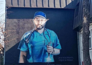 Dr Nenad Maksimović dobio mural na zidu XIII Beogradske gimnazije, škole koju je pohađao