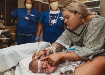 Babica obavila pregled svoje bebe odmah nakon porođaja