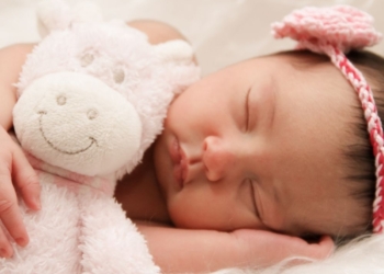 Kako pomoći bebi koja ima grčeve (infantilne kolike)?