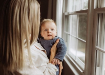 Zašto bebu češće nosimo na levoj strani