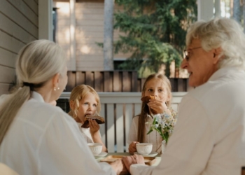 Roditelji određuju pravila: Kako postaviti granice s dekama i bakama?