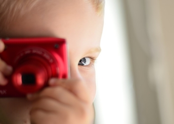 Roditelji okače i do 1500 fotografija svoje dece do 5 godine, a evo gde mnoge završe