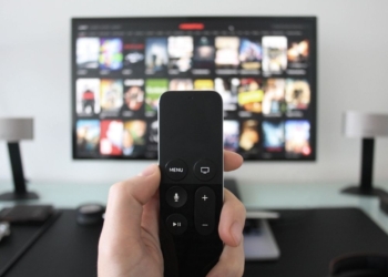 Zašto spavanje sa uključenim televizorom nije dobro za vaše zdravlje