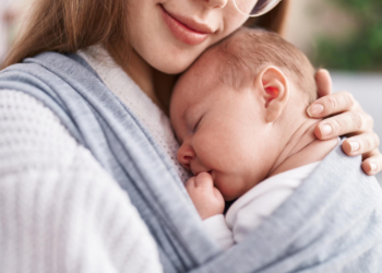 Novopečeni roditelji guglaju o bebama 6 puta dnevno, šta ih najviše zanima