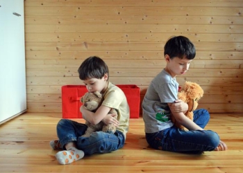 Šta treba da radite kada se deca svađaju među sobom