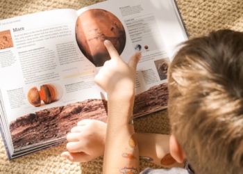 Deca koja čitaju sa papira uspešnija su od vršnjaka koji čitaju sa ekrana