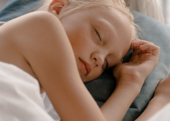 Upozoravajuće otkriće: Manje od 9 sati sna ostavlja ozbiljne posledice na mozak i kognitivni razvoj dece