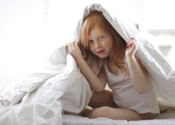 Kako da pomognete detetu da prevaziđe strah od mraka