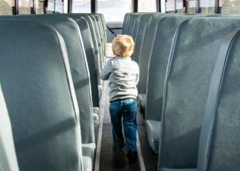 Autobus koji je prevozio decu ostao bez dva točka, čiji je propust i ko je morao da pregleda vozilo