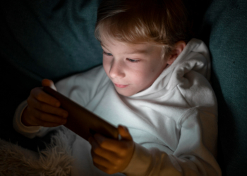 Kako se zaštiti od opasne plave svetlosti koja izaziva glavobolju i umor