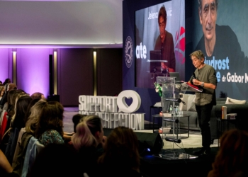 Dr Gabor Mate prvi put u Beogradu podelio mudrosti traume pred punim dvoranama