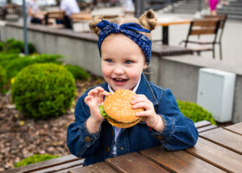 Naučnici smatraju da brza hrana treba da nosi oznaku o izazivanju zavisnosti