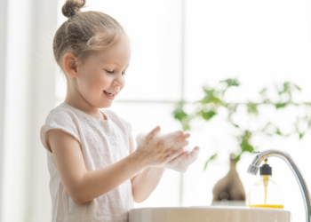 Dečije gliste u vrtićima: Prepoznaju se po četiri simptoma, moraju da se leče cele porodice