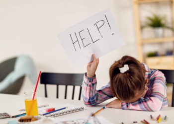 Zašto deca odlažu svoje zadatke i kako im pomoći?