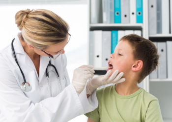 Kako pomoći detetu koje ima bolno grlo